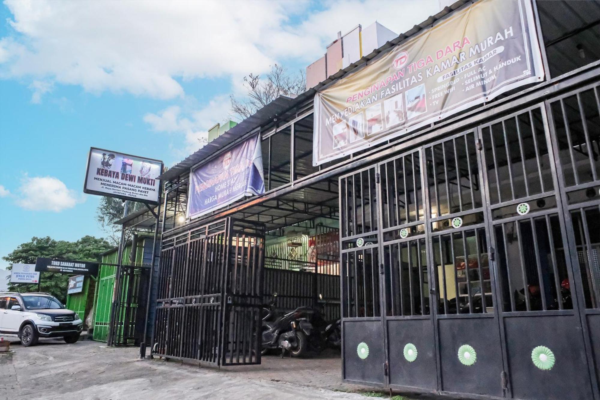 Oyo 93117 Penginapan Tiga Dara Jayapura Exterior foto